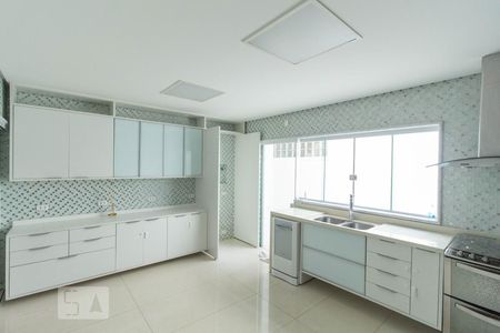 Casa para alugar com 450m², 4 quartos e 4 vagas Casa para alugar com 450m², 4 quartos e 4 vagasCozinha