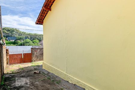 Casa à venda com 60m², 2 quartos e 2 vagas Casa à venda com 60m², 2 quartos e 2 vagasFundos
