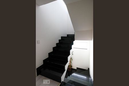 Casa à venda com 220m², 3 quartos e 3 vagasEscada