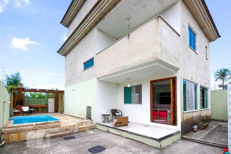 Casa à venda com 220m², 3 quartos e 3 vagasFachada