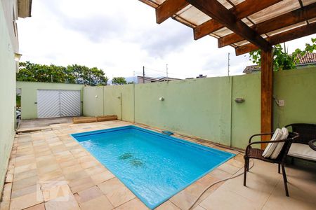 Casa à venda com 220m², 3 quartos e 3 vagasPiscina