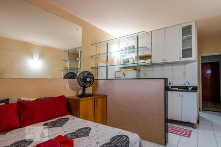 Quarto/ Sala / Cozinha de kitnet/studio para alugar com 1 quarto, 36m² em Itapuã, Salvador