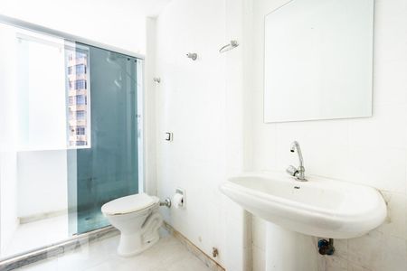 Banheiro de kitnet/studio para alugar com 1 quarto, 32m² em José Menino, Santos