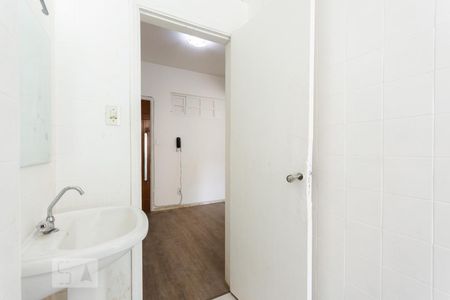 Banheiro de kitnet/studio para alugar com 1 quarto, 32m² em José Menino, Santos