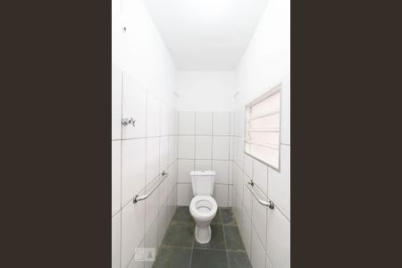 Casa para alugar com 357m², 4 quartos e 4 vagas Casa para alugar com 357m², 4 quartos e 4 vagasBanheiro da Suíte 1