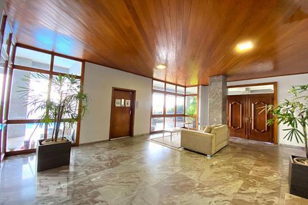 Apartamento à venda com 330m², 4 quartos e 2 vagas Apartamento à venda com 330m², 4 quartos e 2 vagasHall de Entrada