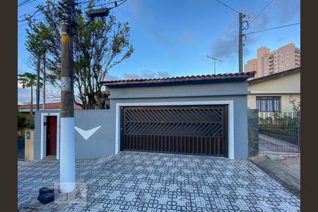 Casa para alugar com 200m², 3 quartos e 3 vagasFachada