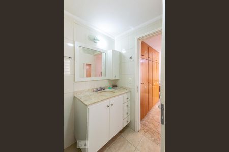 Casa para alugar com 150m², 4 quartos e 2 vagasBanheiro de Serviço