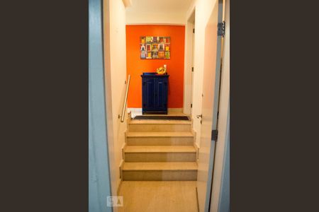 Casa de condomínio à venda com 300m², 4 quartos e 4 vagas Casa de condomínio à venda com 300m², 4 quartos e 4 vagasEscada