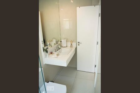 Casa de condomínio à venda com 300m², 4 quartos e 4 vagas Casa de condomínio à venda com 300m², 4 quartos e 4 vagasBanheiro