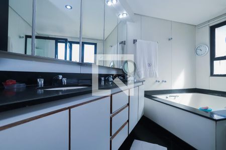 Apartamento à venda com 207m², 4 quartos e 4 vagasBanheiro do Quarto 4