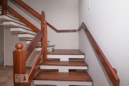 Casa à venda com 178m², 3 quartos e 4 vagas Casa à venda com 178m², 3 quartos e 4 vagasEscada sala