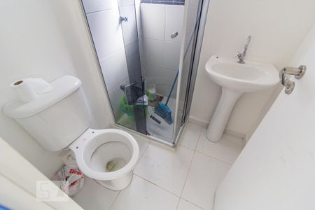 Banheiro de kitnet/studio para alugar com 1 quarto, 25m² em Parolin, Curitiba