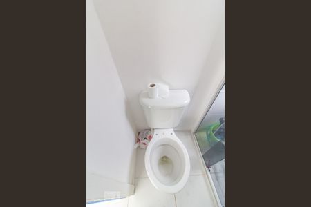 Banheiro de kitnet/studio para alugar com 1 quarto, 25m² em Parolin, Curitiba