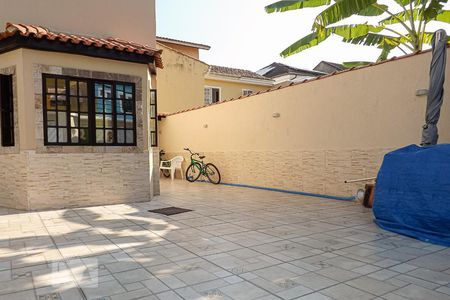 Casa de condomínio à venda com 180m², 4 quartos e 4 vagasQuintal