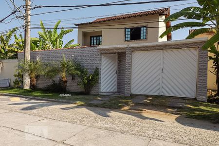 Casa de condomínio à venda com 180m², 4 quartos e 4 vagasFachada