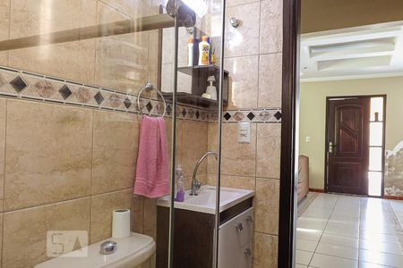 Casa de condomínio à venda com 180m², 4 quartos e 4 vagasBanheiro social