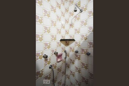 Casa à venda com 670m², 4 quartos e 6 vagasChuveiro do banheiro da suíte 2