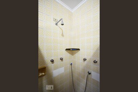 Casa à venda com 670m², 4 quartos e 6 vagasChuveiro do banheiro da suíte 3