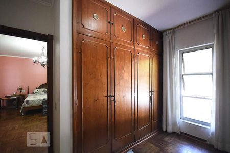 Casa à venda com 670m², 4 quartos e 6 vagasArmário da suíte 1