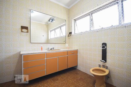 Casa à venda com 670m², 4 quartos e 6 vagasBanheiro suíte 3