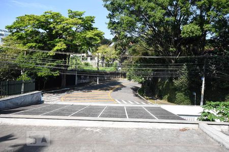 Casa à venda com 670m², 4 quartos e 6 vagasVista da suíte 1