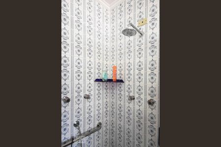 Casa à venda com 670m², 4 quartos e 6 vagasChuveiro do banheiro da suíte 4