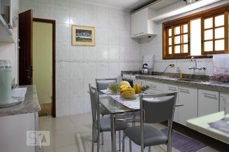 Casa à venda com 150m², 3 quartos e 4 vagas Casa à venda com 150m², 3 quartos e 4 vagasCozinha