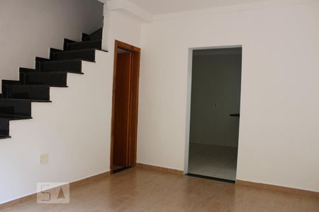 Sala de casa de condomínio para alugar com 2 quartos, 90m² em Jardim Danfer, São Paulo