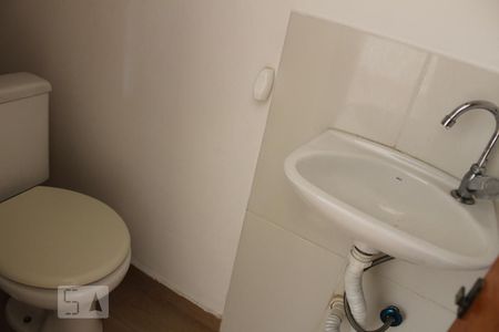 Lavabo de casa de condomínio para alugar com 2 quartos, 90m² em Jardim Danfer, São Paulo