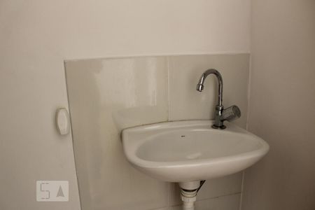 Lavabo de casa de condomínio para alugar com 2 quartos, 90m² em Jardim Danfer, São Paulo