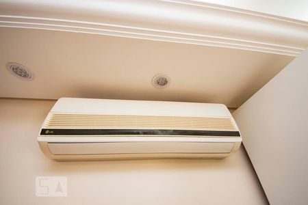 Ar da Sala  de kitnet/studio à venda com 1 quarto, 30m² em Vila Ipiranga, Porto Alegre