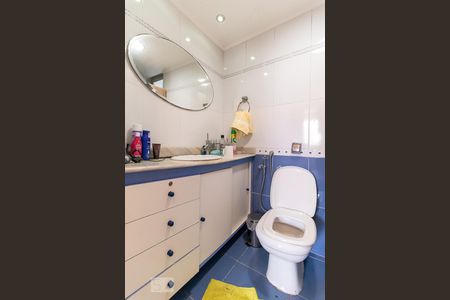 Banheiro social de apartamento à venda com 3 quartos, 96m² em Sumaré, São Paulo