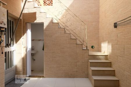 Casa de condomínio à venda com 96m², 4 quartos e 1 vagaEscada