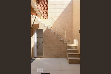 Casa de condomínio à venda com 96m², 4 quartos e 1 vagaEscada