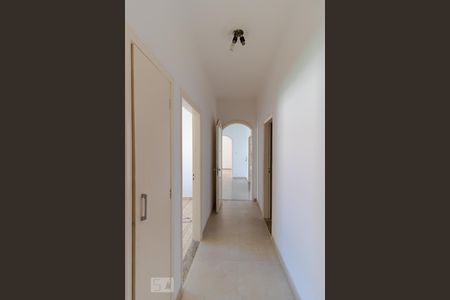 Casa à venda com 900m², 3 quartos e 8 vagasCorredor