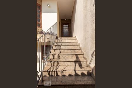 Casa à venda com 300m², 4 quartos e 5 vagasEscada