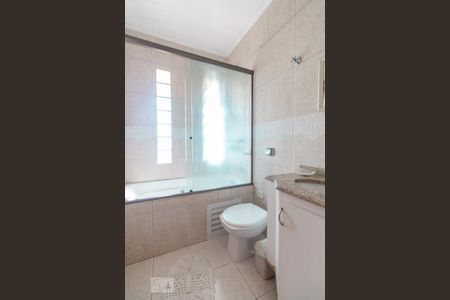 Casa à venda com 300m², 4 quartos e 5 vagasBanheiro do quarto 1