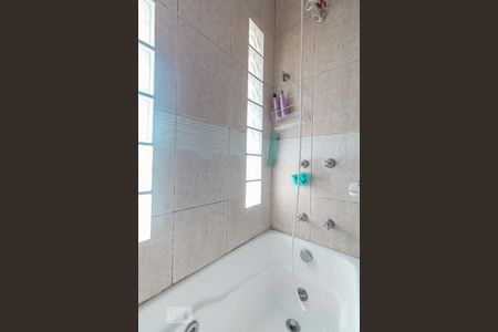 Casa à venda com 300m², 4 quartos e 5 vagasBanheiro do quarto 1