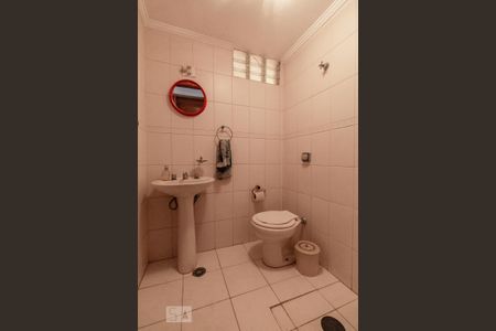 Casa à venda com 300m², 4 quartos e 5 vagasBanheiro de serviço