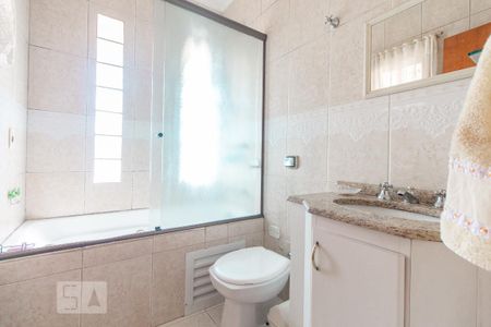 Casa à venda com 300m², 4 quartos e 5 vagasBanheiro do quarto 1