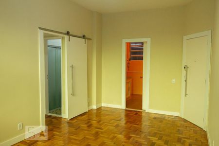 portas para a cozinha e corredor de apartamento à venda com 2 quartos, 68m² em Tijuca, Rio de Janeiro