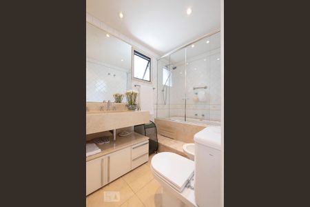 Apartamento à venda com 122m², 2 quartos e 2 vagasSuíte 1 - Banheiro