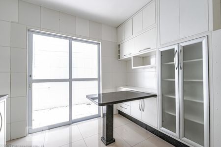 Casa de condomínio para alugar com 206m², 3 quartos e 2 vagasCozinha