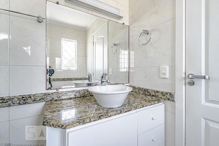 Casa de condomínio para alugar com 206m², 3 quartos e 2 vagasBanheiro da Suíte 1