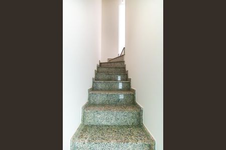 Escada de casa de condomínio para alugar com 3 quartos, 65m² em Vila Constança, São Paulo