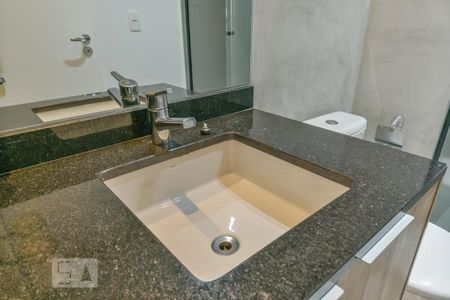Banheiro de kitnet/studio para alugar com 1 quarto, 28m² em República, São Paulo