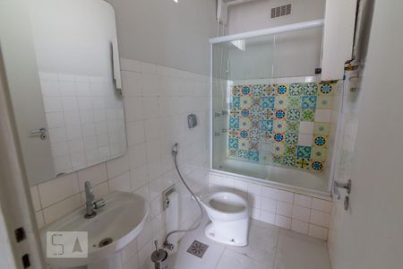 Banheiro de kitnet/studio para alugar com 1 quarto, 45m² em Maracanã, Rio de Janeiro