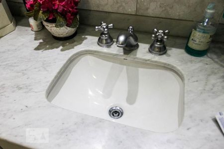 Casa à venda com 420m², 5 quartos e 4 vagasBanheiro do Quarto 2