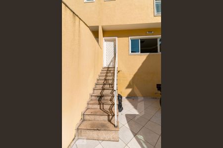 Casa de condomínio para alugar com 150m², 3 quartos e 4 vagasEscadas de entrada da casa
